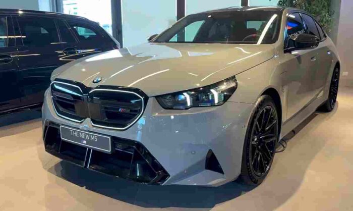 BMW M5 Touring váži takmer dve a pol tony: Hybridný osemvalec láka na 727 koní, no ničí pneumatiky