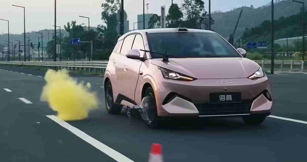 BYD Seagull druhej generácie pri teste na uzavretej trati, kde auto po prepichnutí pneumatiky pri 140 km/h zostalo v pruhu.
