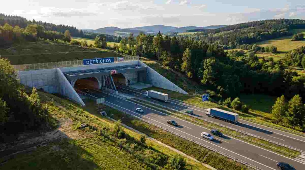 Tunel Dětřichov na D35 bude s dĺžkou takmer štyri kilometre najdlhším diaľničným tunelom v Česku.