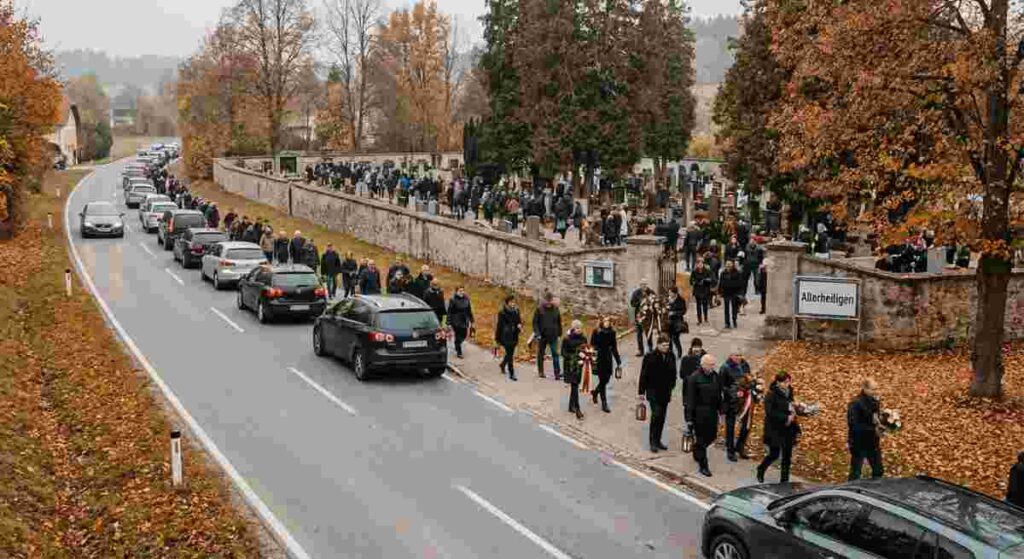 Rakúsky klub ARBÖ varuje pred kolónami pri veľkých cintorínoch, kam rodiny mieria na Allerheiligen 1. novembra.