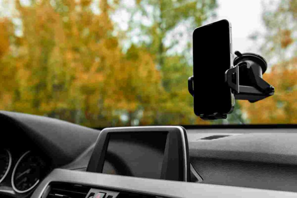 Držiak mobilu na čelnom skle môže v Rakúsku znamenať problém s políciou. Zistite, kam ho umiestniť a čo hrozí vodičovi.
