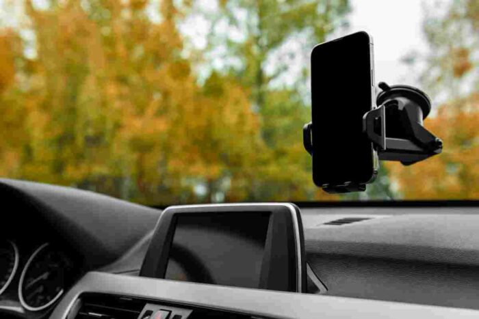 Držiak mobilu na čelnom skle ako dôvod na pokutu: Rakúska polícia pokutuje obmedzenie zorného poľa