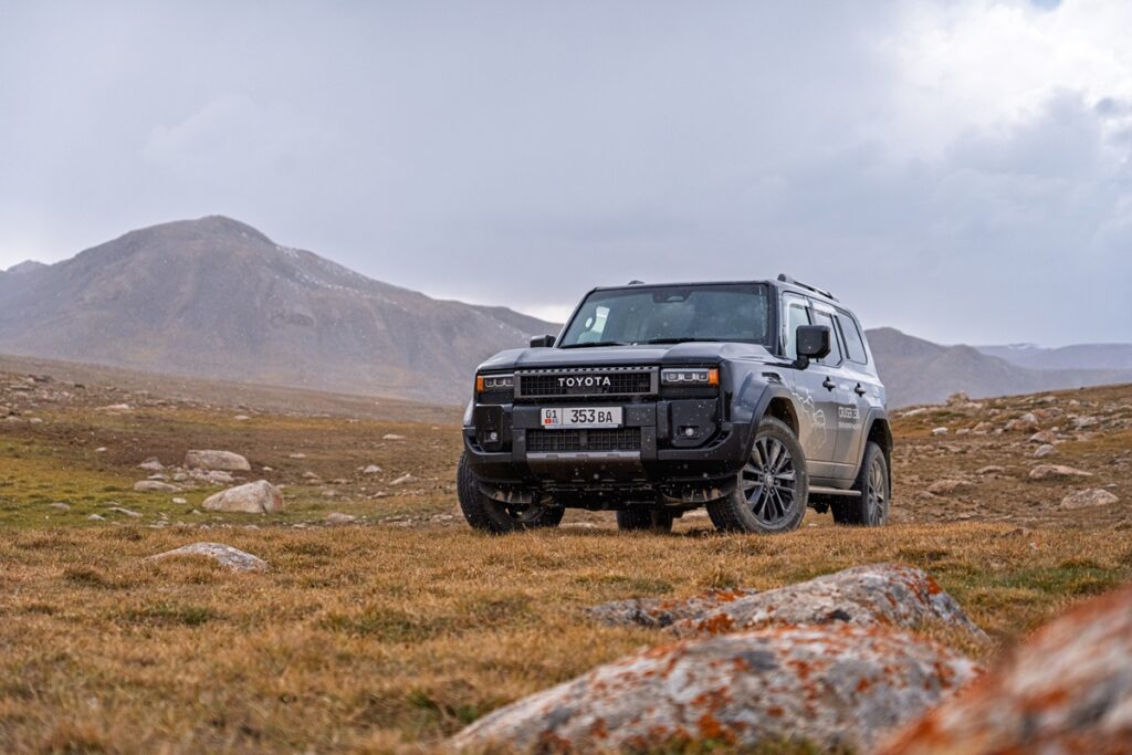 Nová Toyota Land Cruiser 250 prichádza s robustným hranatým dizajnom a odpojiteľným predným stabilizátorom.